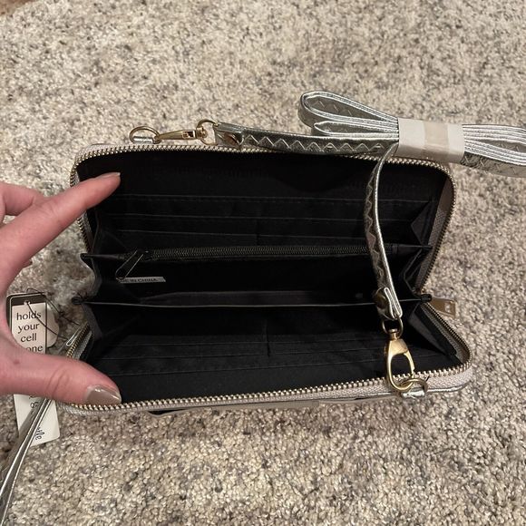 Ethel & Myrtle Silver Wristlet Crossbody Wallet NWT - Picture 5 of 7
